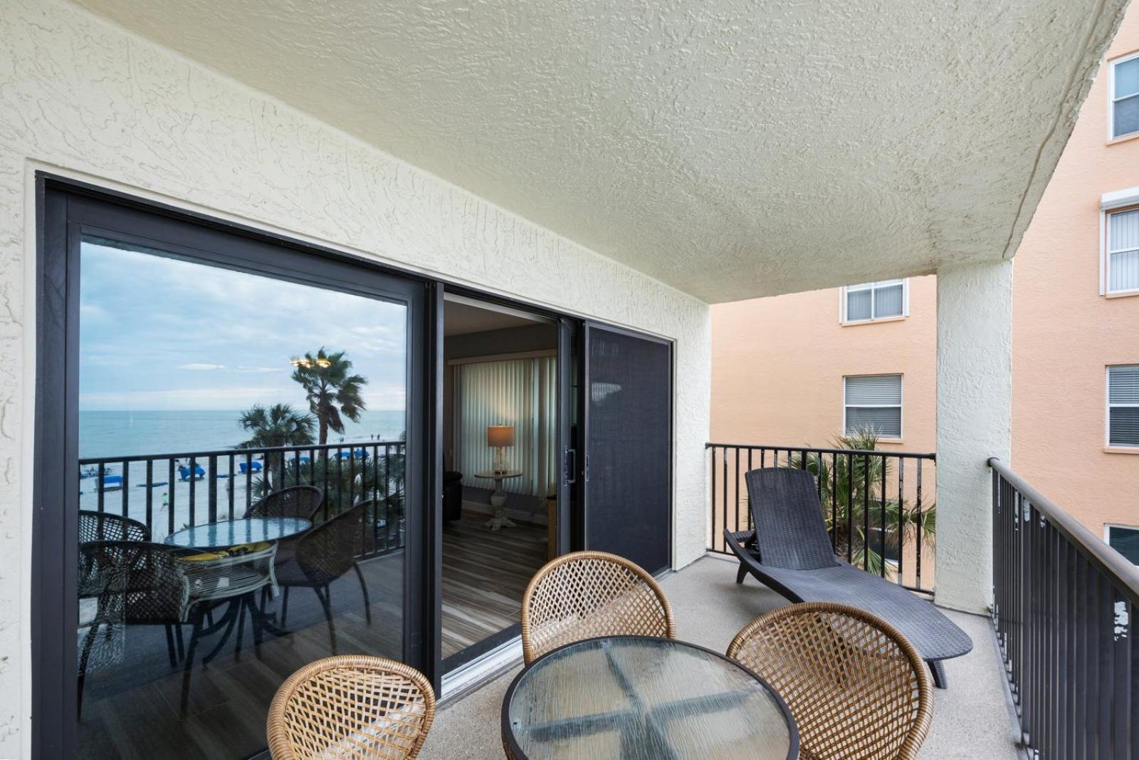201 Sandy Shores Condos St. Pete Beach Exterior foto